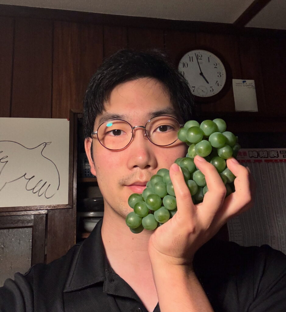 葡萄を持っている佐藤みきとの写真